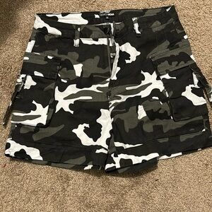 Camouflage cargo shorts large super stretchy material